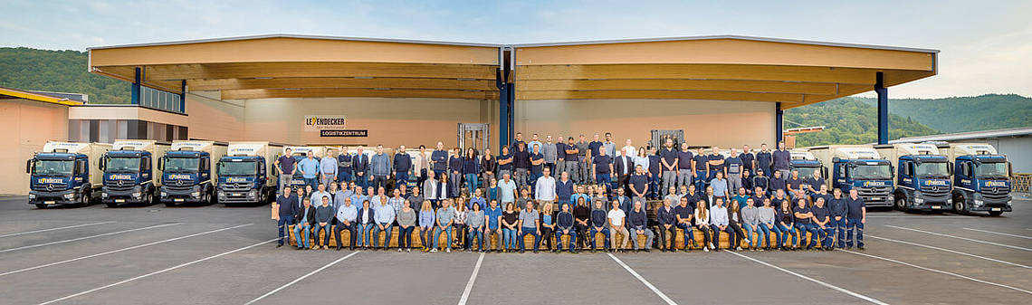 Gesamtbild aller Leyendecker Mitarbeiter aus den Abteilungen Großhandel, Einzelhandel, Lager, Logistik und Zuschnitt